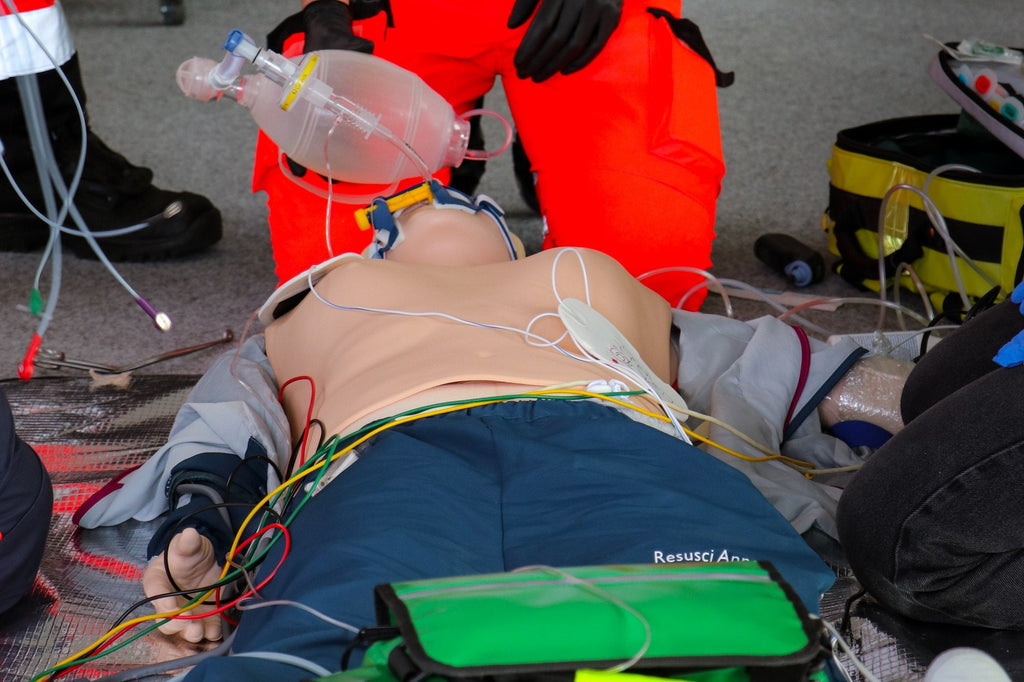 ACLS Instruktorenkurs: Gesamtszene einer Reanimationsübung mit Ausbilder und Teilnehmern