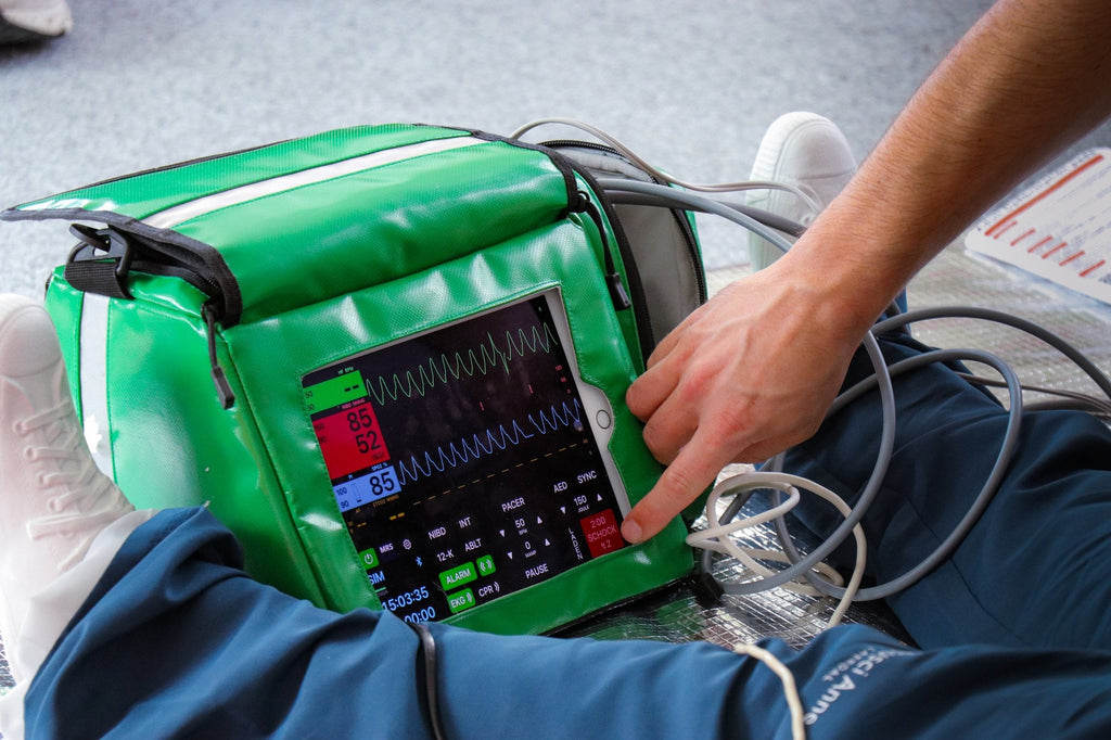 ACLS-Kurs: Bedienung des Defibrillators, EKG-Kurve auf dem Monitor sichtbar