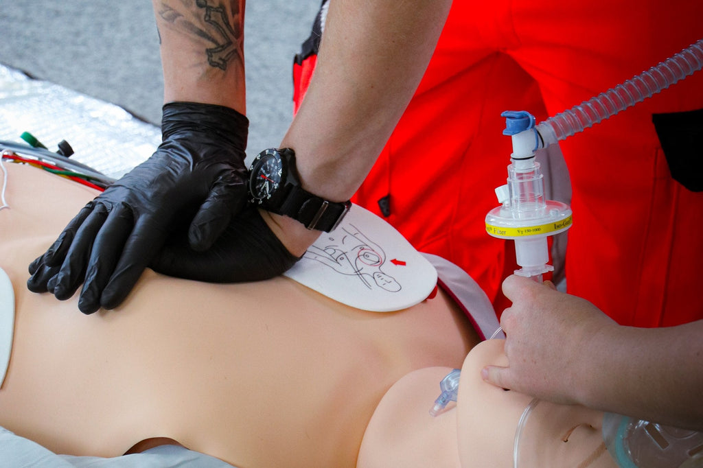 ACLS-Kurs: Thoraxkompressionen und Beutel-Masken-Beatmung im Zusammenspiel am Simulator