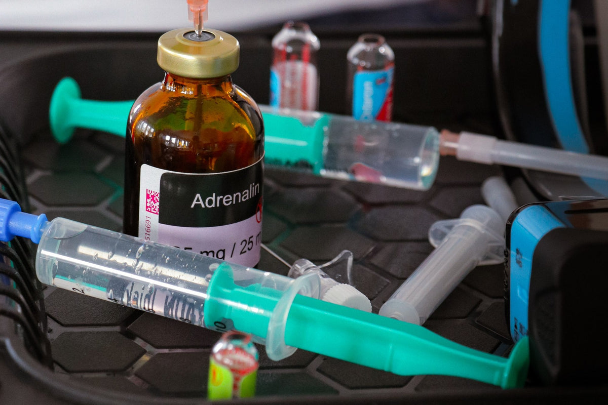 ACLS-Kurs: Adrenalin-Ampulle mit aufgezogenen Spritzen für die Reanimationsmedikation