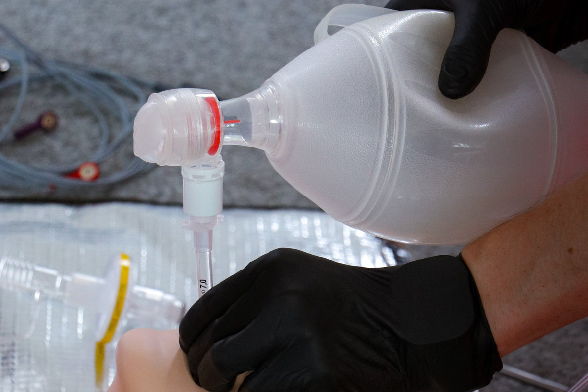 ACLS Refresh: Beutel-Masken-Beatmung am Simulator in Nahaufnahme