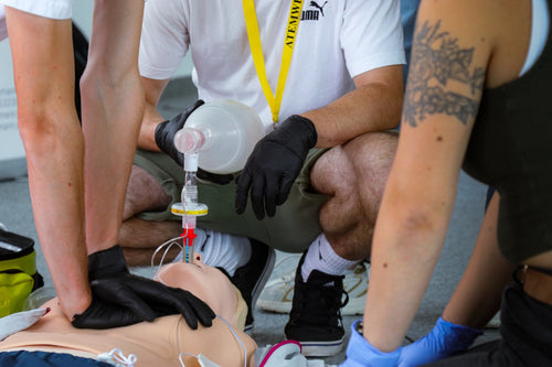 BLS-Provider-Kurs der MediCademy: Thoraxkompressionen und Beutel-Masken-Beatmung am Simulator