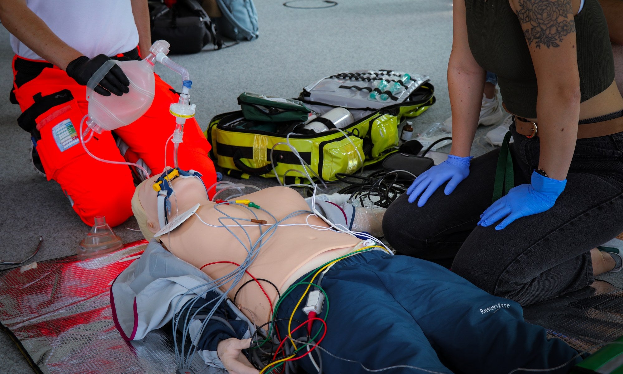Zwei Teilnehmer im Reanimationstraining der MediCademy: Beatmung mit Beutel-Masken-System und Thoraxkompressionen im Team