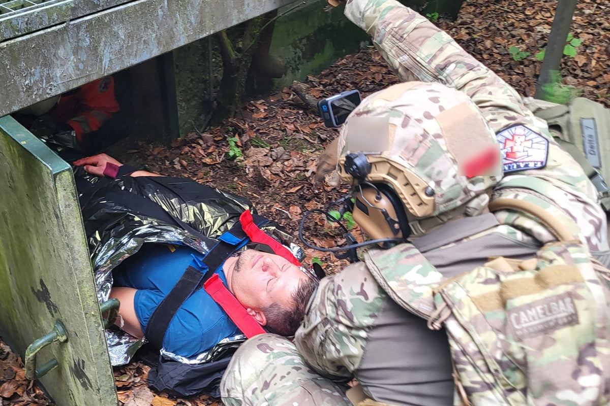 Taktische Traumaversorgung im T.R.A.U.M.A. Kurs: Versorgung eines Verletzten in der teilsicheren Zone