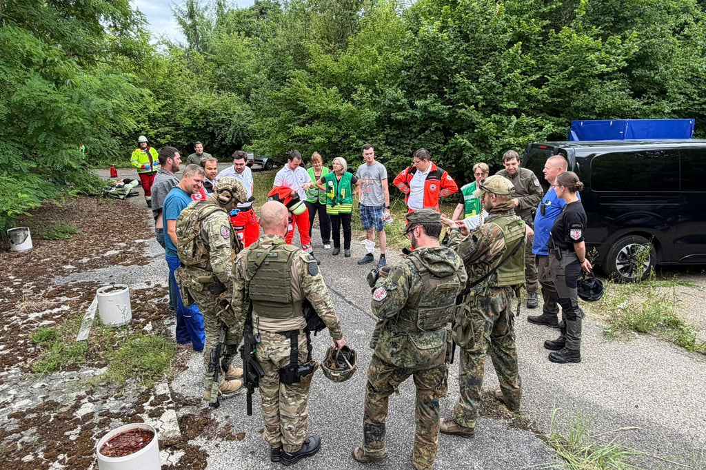 Debriefing im Gelände nach einem Szenario des T.R.A.U.M.A. Kurses mit Teilnehmern, Darstellern und Sicherheitskräften