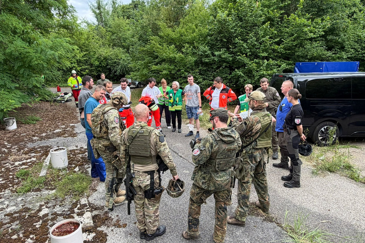 Debriefing im Gelände nach einem Szenario des T.R.A.U.M.A. Kurses mit Teilnehmern, Darstellern und Sicherheitskräften